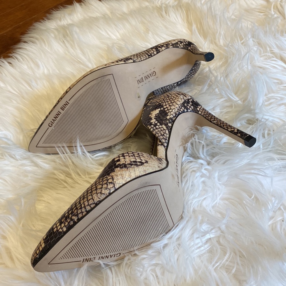 Gianni Bini snake print high heal pumps, size 8. Heal is 3,5 inch high. - Picture 5 of 8